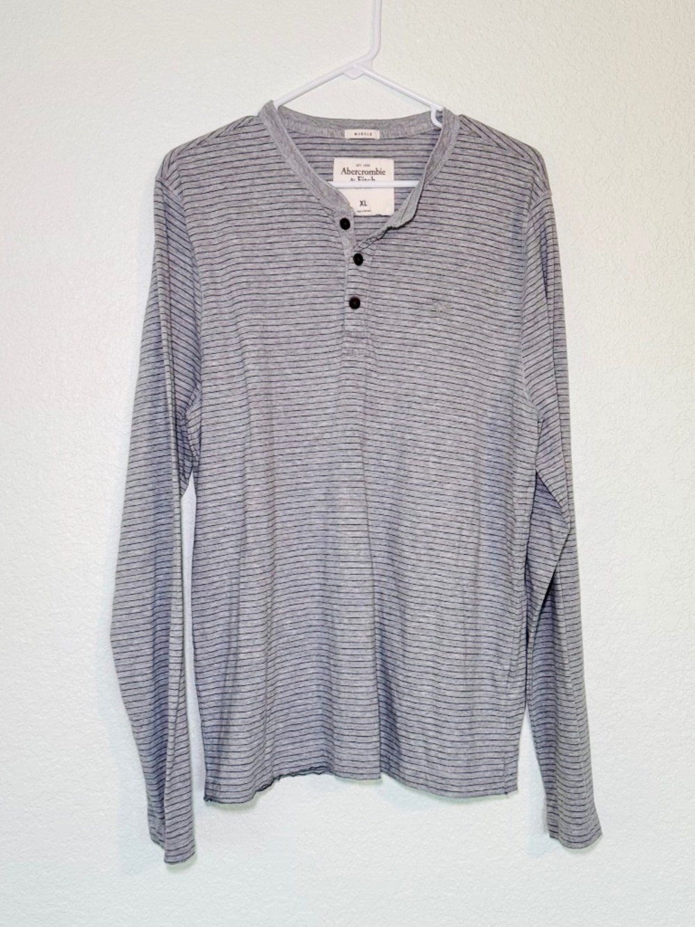 Abercrombie & Fitch Muscle Shirt Men's XL Gray White Distressed Hem Long Sleeve